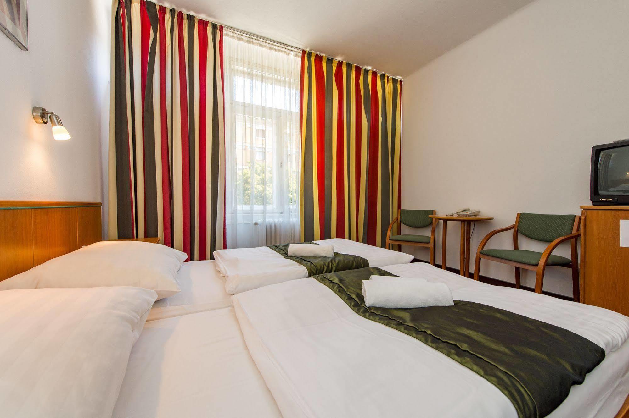 Hotel Griff Boedapest Buitenkant foto